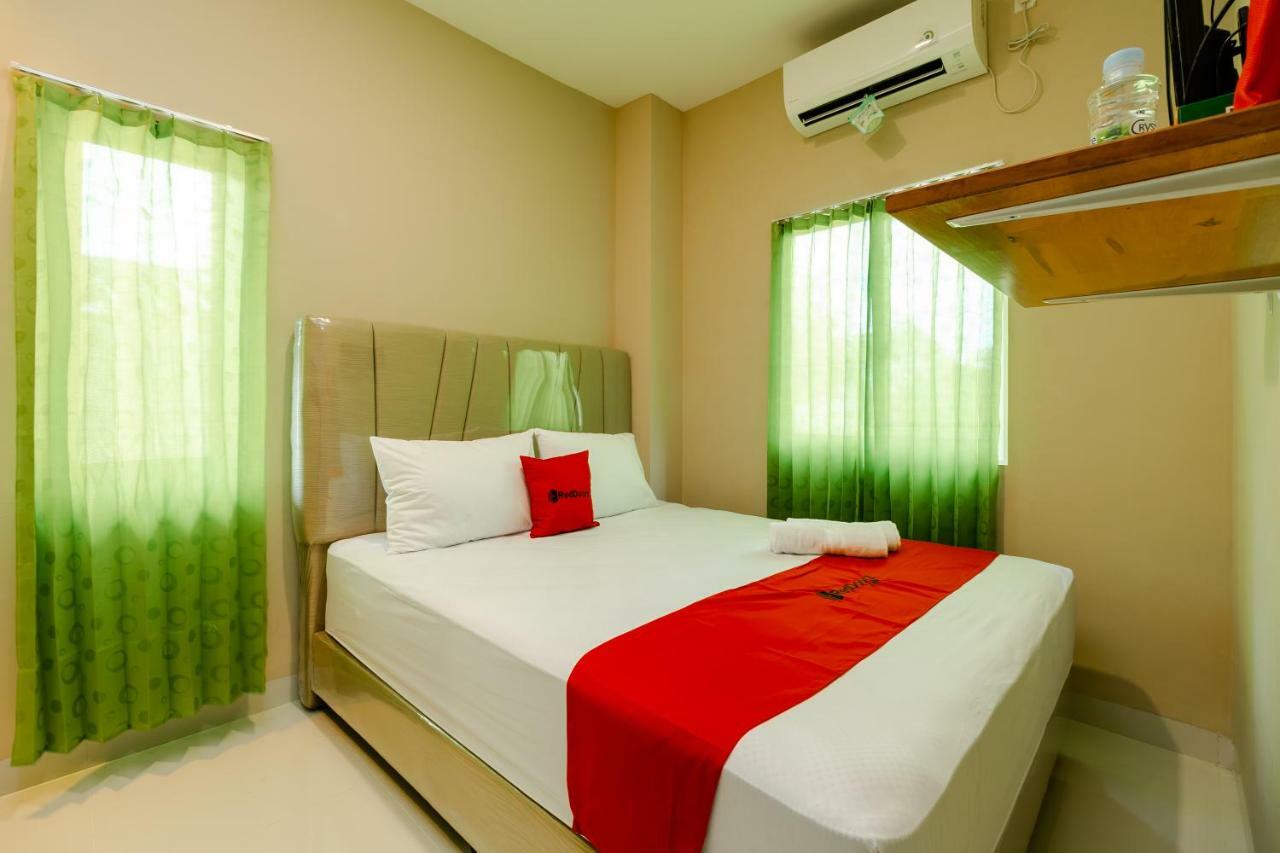 Отель Reddoorz Syariah @ Panglima Polem Aceh Банда-Ачех Экстерьер фото