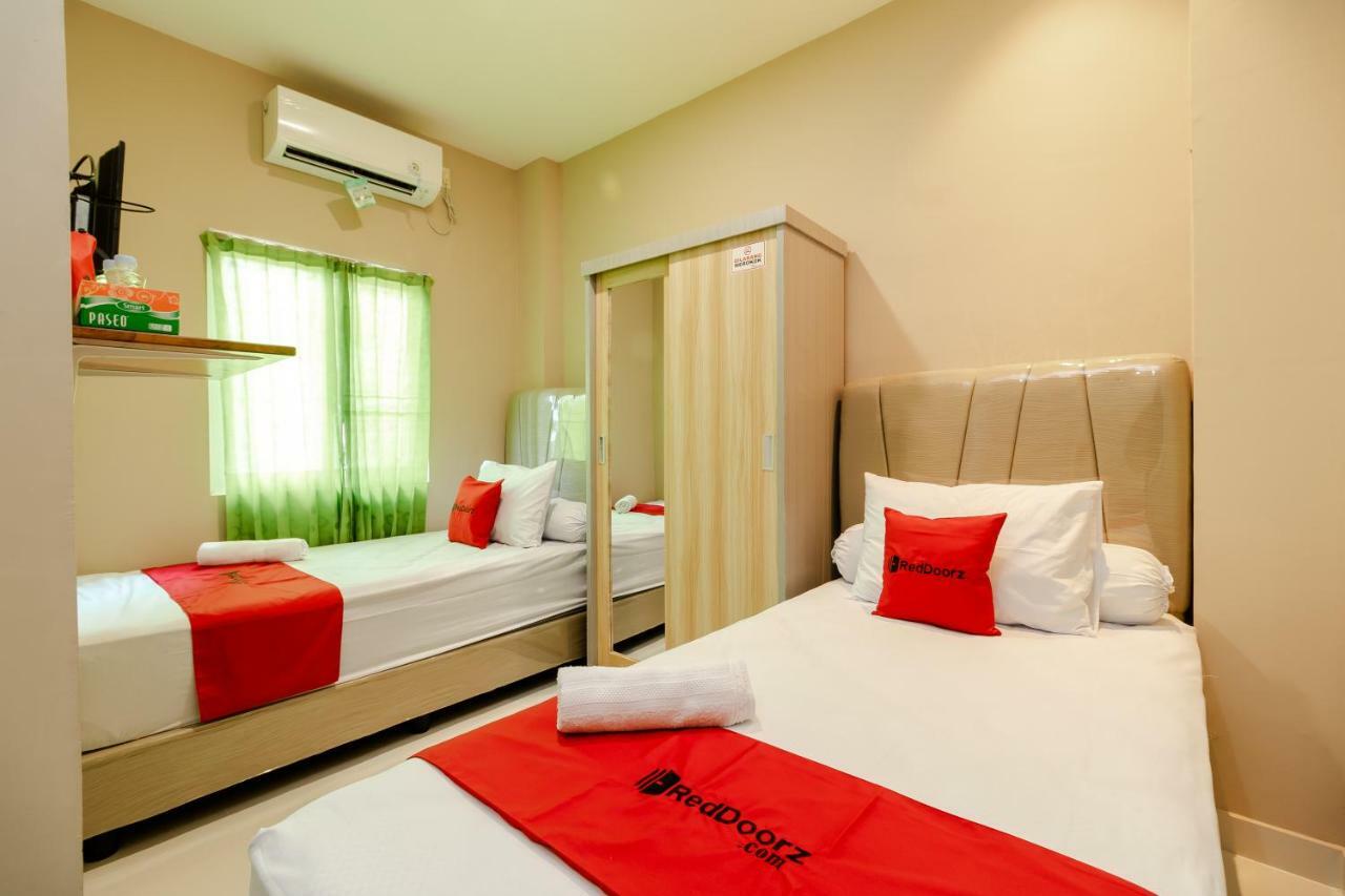 Отель Reddoorz Syariah @ Panglima Polem Aceh Банда-Ачех Экстерьер фото