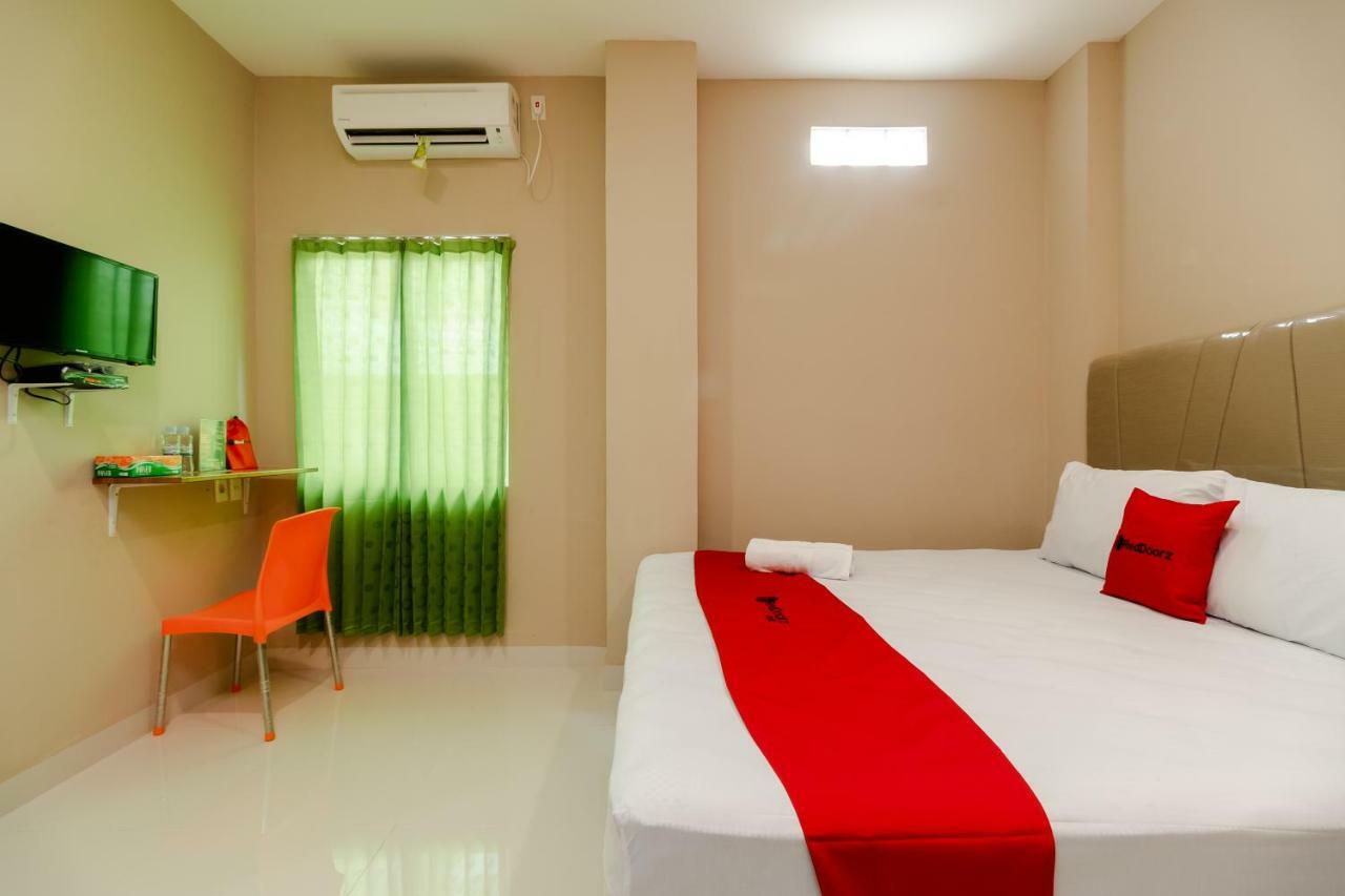 Отель Reddoorz Syariah @ Panglima Polem Aceh Банда-Ачех Экстерьер фото
